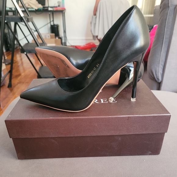 Heels - Picture 4 of 7